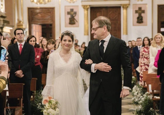 Adriana, camino del altar acompañada de su padre, el abogado Pablo Delgado.