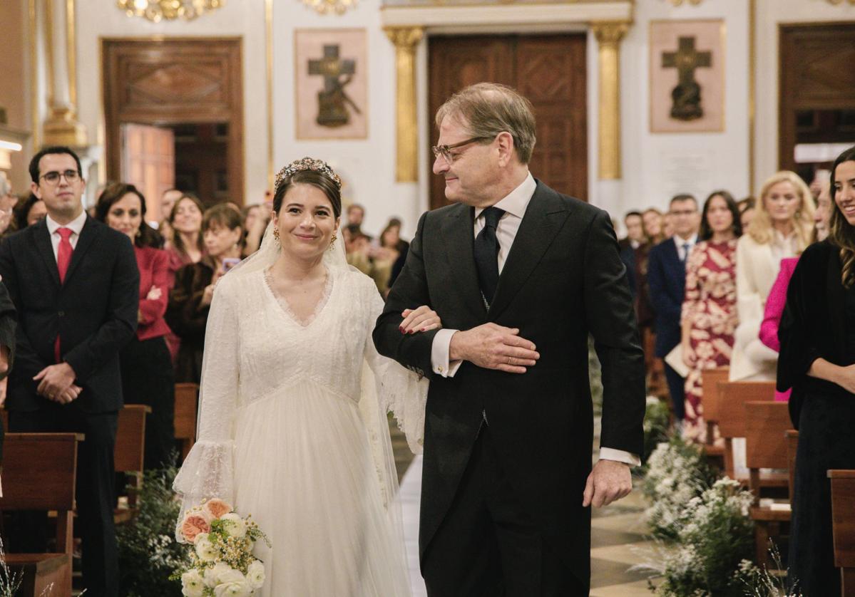 Adriana, camino del altar acompañada de su padre, el abogado Pablo Delgado.