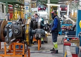 Taller donde se reponen las piezas y se reparan los 19 trenes que quedaron inutilizados por la DANA.