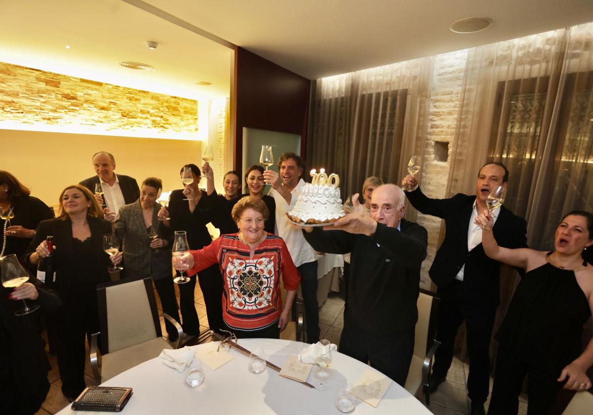 Dos generaciones del restaurante Rioja celebrando los cien años del establecimiento.