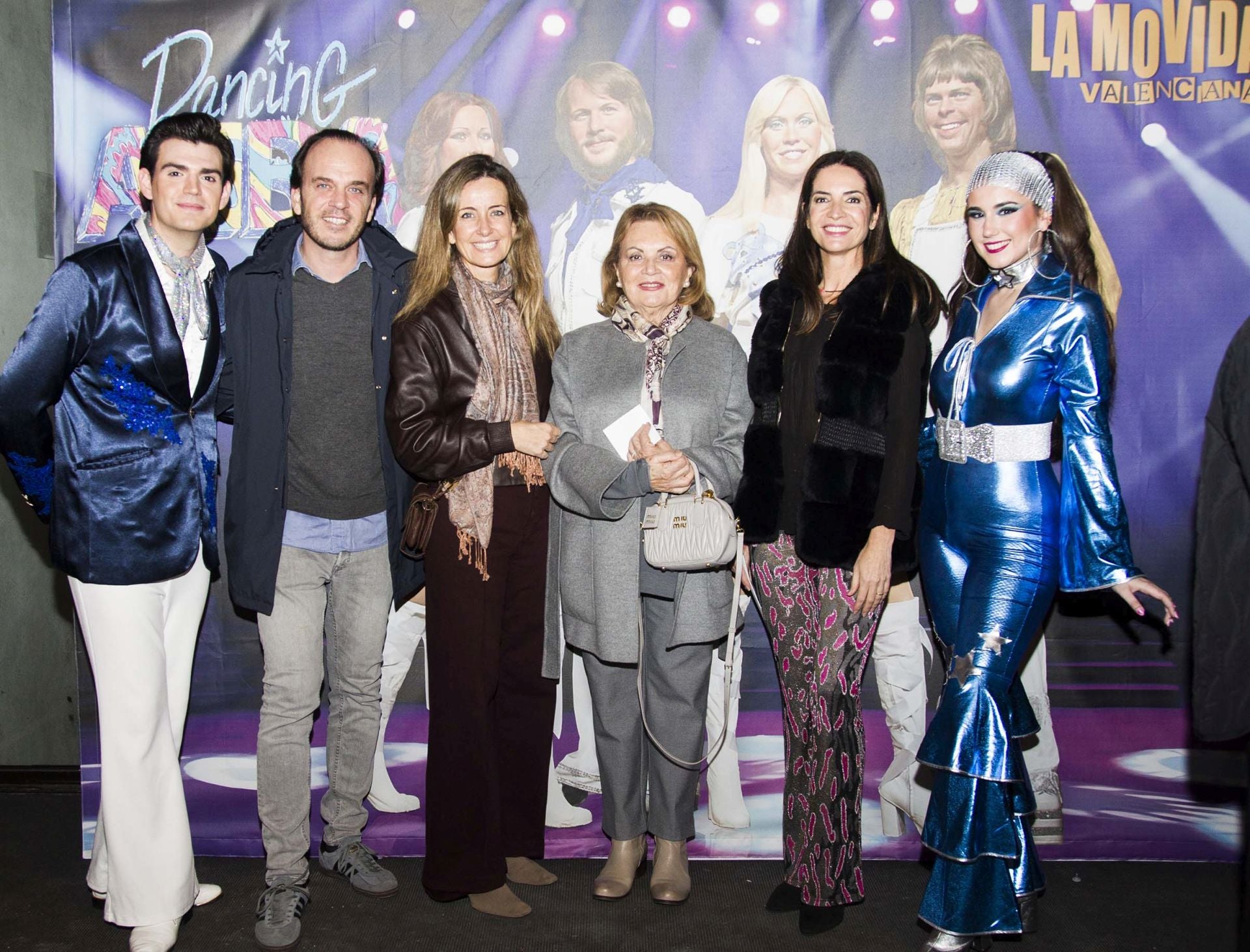 Lalo y Elena Ravello, Pura Barber y Marta Faubel junto a dos bailarines de Dancing Abba.