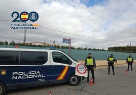 Agentes de la Policía Nacional de Alicante, durante un control de seguridad.