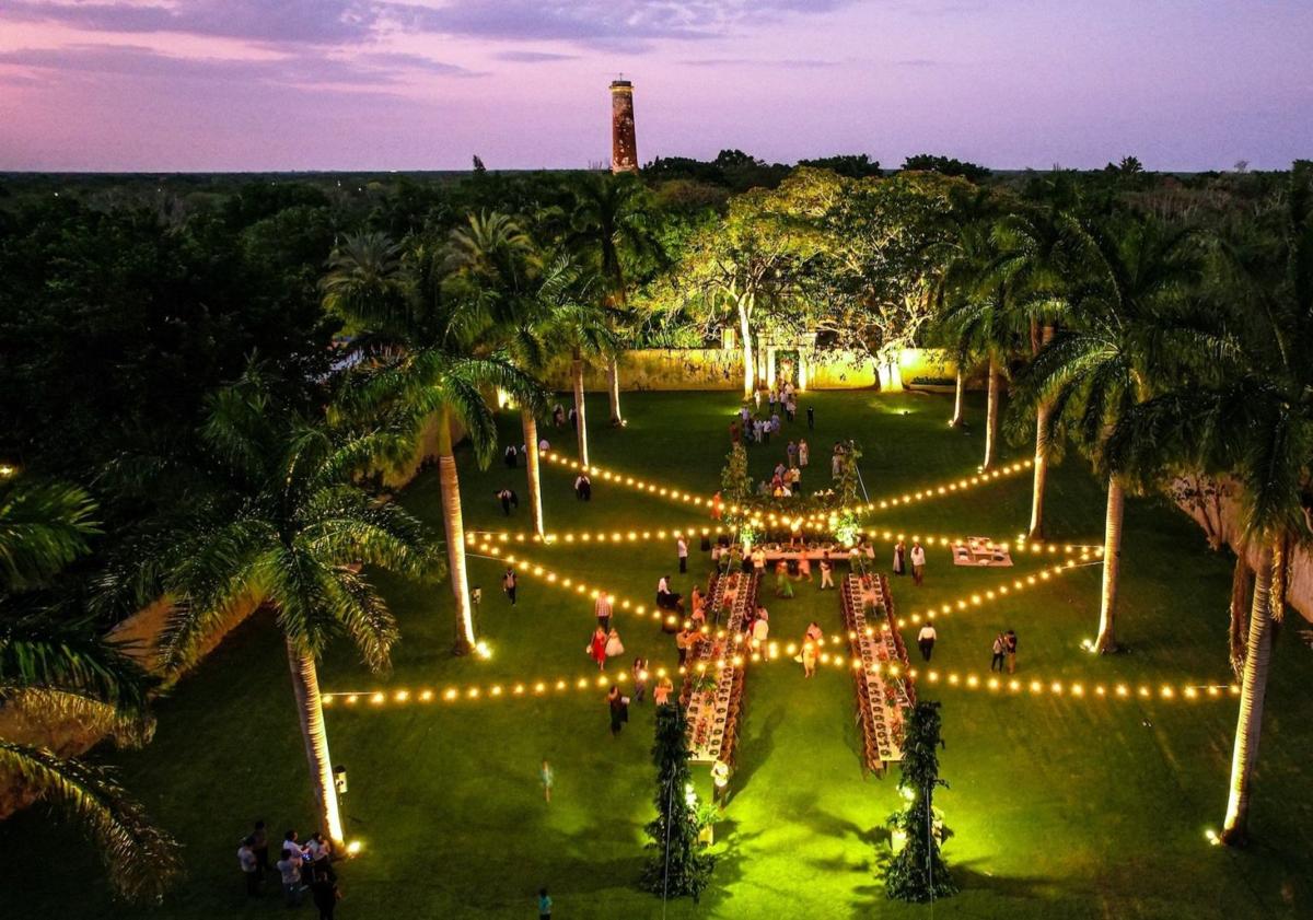 Imagen principal - Así ha sido la lujosa boda de Alonso Aznar con una millonaria mexicana