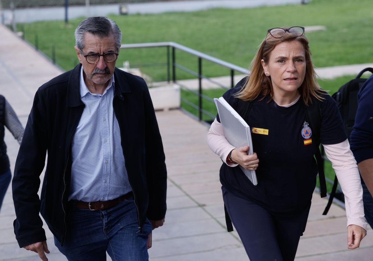 José María Ángel y Pilar Bernabé, antes de comenzar una de las reuniones del Cecopi.