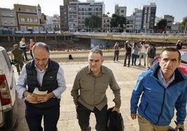 Gan Pampols, en el centro, acompañado del conseller de Emergencias y el secretario autonómico.