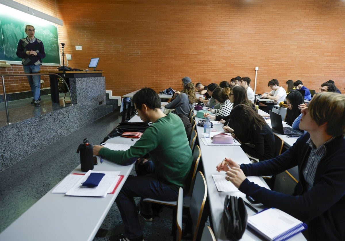 Clase presencial en en el campus de Tarongers de la Universitat de València.