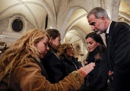 FOTOS | Los Reyes consuelan a las familias de las víctimas de la DANA en Valencia