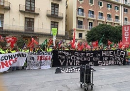 Manifestantes este lunes ante el Palau de la Generalitat.