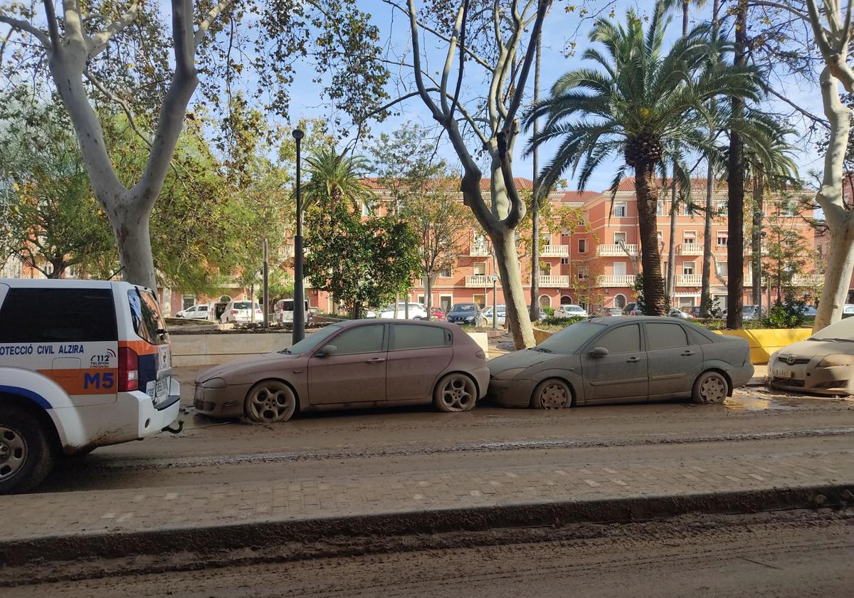 Vehículos afectados en una calle de Algemesí.