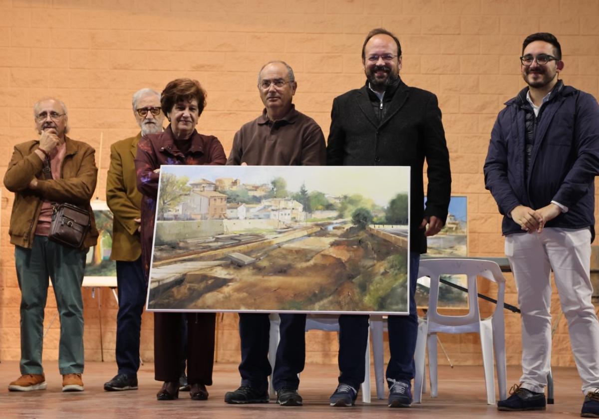 El alcalde de Vilamarxant, Héctor Troyano, junto a los premiados en el certamen.