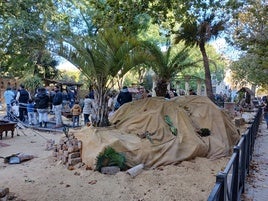 Visitantes del Belén monumental de Xàtiva este domingo.