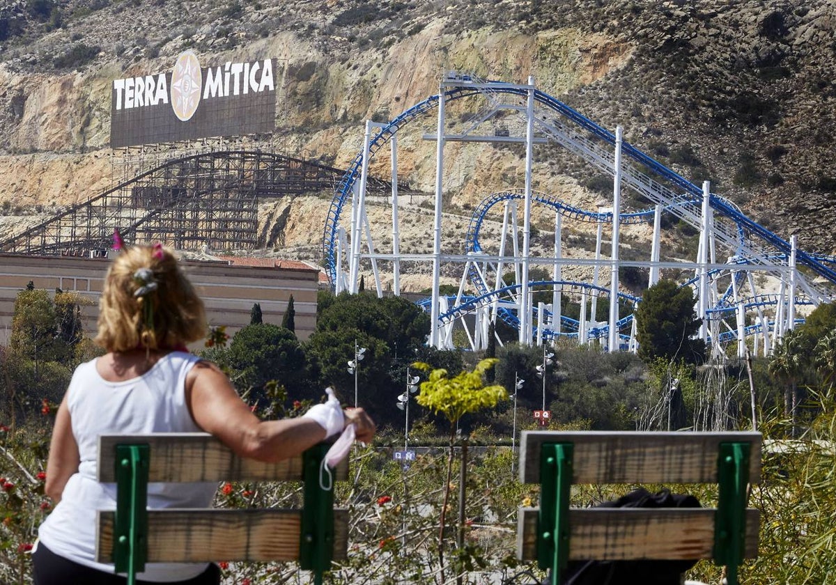 Una visitante observa algunas de las atracciones principales del parque de Benidorm.