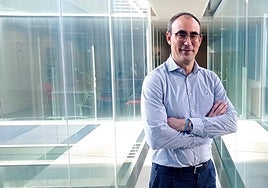 Pascual Muñoz, uno de los directores de la planta piloto de chips fotónicos.