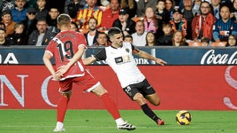 Gayà centra ante De Frutos en el partido de Mestalla contra el Rayo