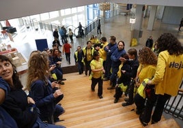 Los trabajadores de Ikea reciben con aplausos a los primeros clientes en Alfafar