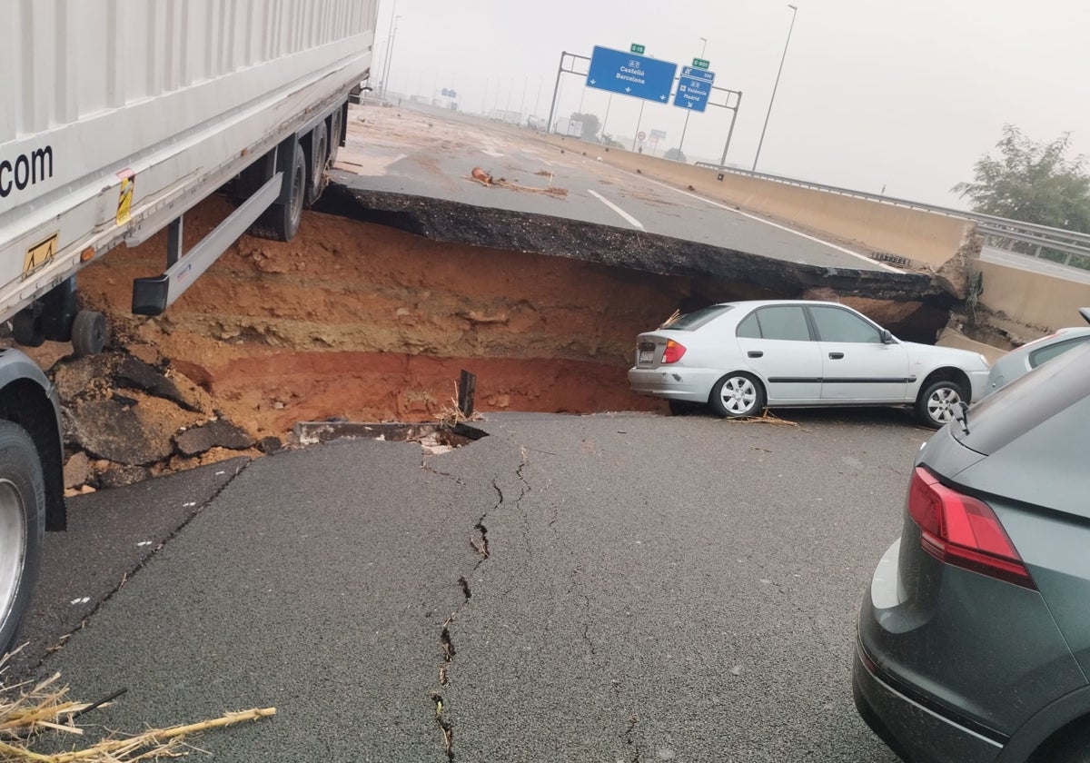 El gran socavón que provocó la tromba de agua en el by-pass el 29 de octubre.