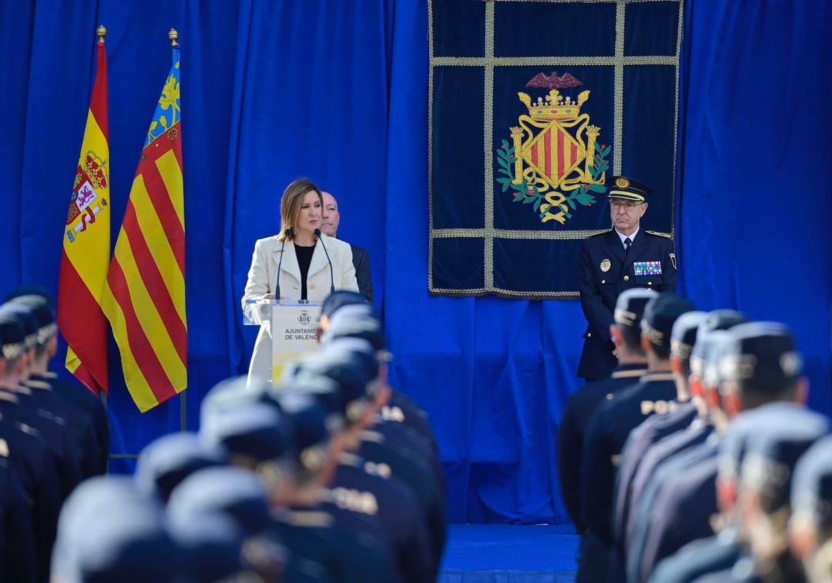 Imagen principal - Acto de presentación de los 207 nuevos agentes de la Policía Local de Valencia.