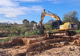 Una máquina trabajando en el barranco del Poyo.