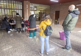 Votaciones en un colegio de la Pobla de Vallbona, el año pasado.