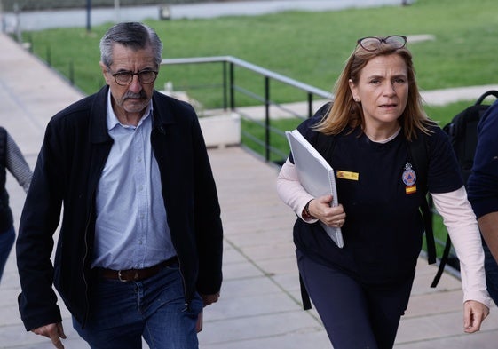 José María Ángel y Pilar Bernabé, antes de incorporarse a una reunión del Cecopi en L'Eliana.