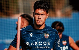 Jorge Cabello, durante un entrenamiento del Levante esta temporada