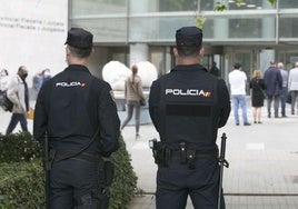 Dos policías en la puerta de la Ciudad de la Justicia de Valencia en una imagen de archivo.