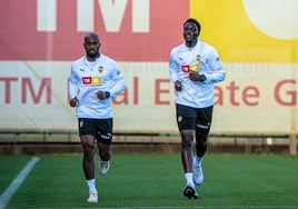 Dimitri Foulquier y Mouctar Diakhaby, entrenándose en Paterna.