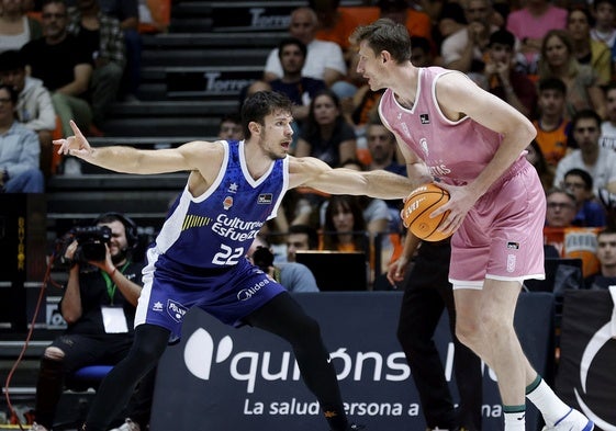 Happ defiende a Pustovyi en un partido en la Fonteta.