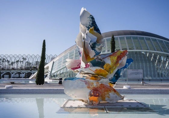 La escultura 'Macronyx' de Arne Quinze se expone en la lámina norte de la Ciutat de les Arts i les Ciències.