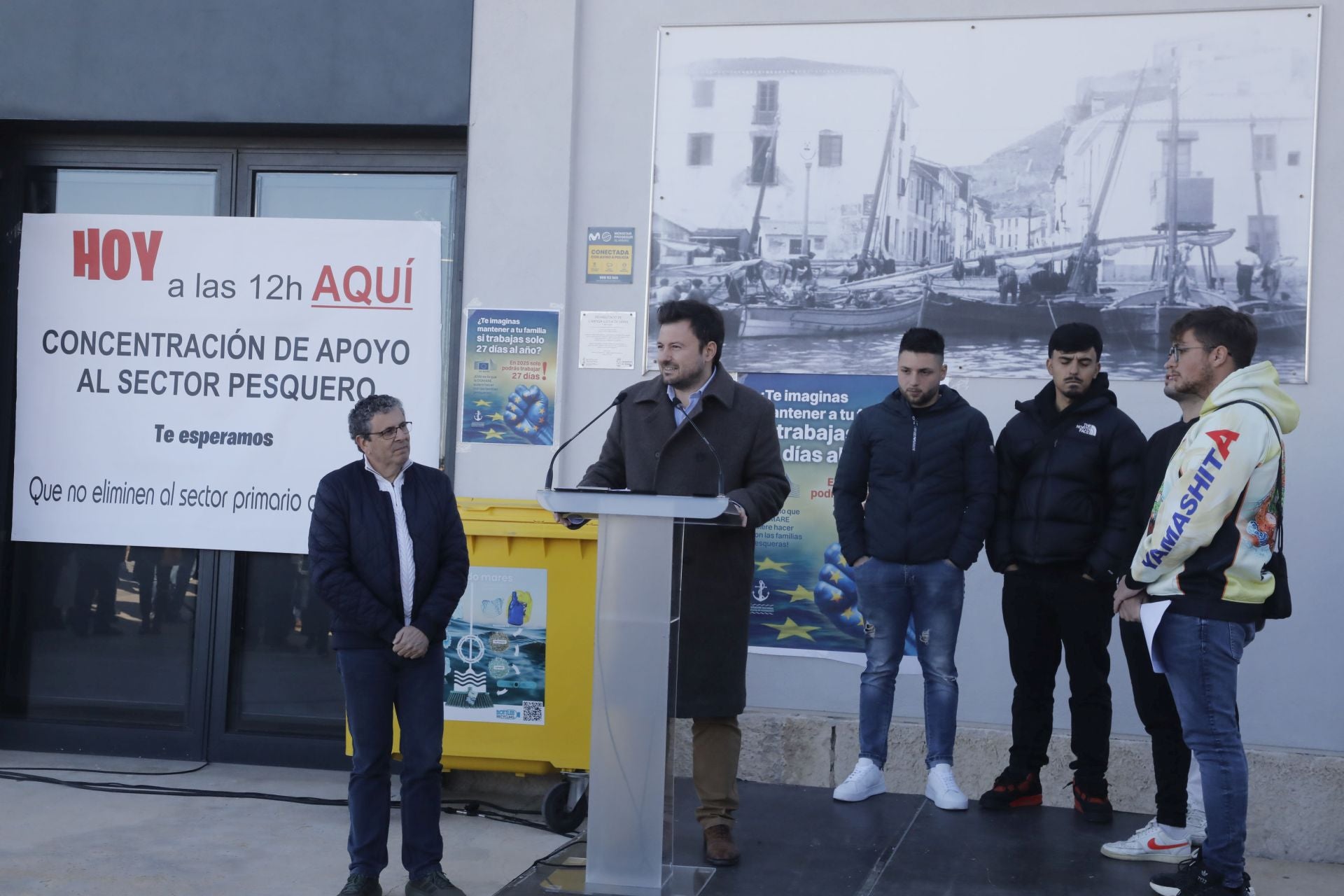 Imagen secundaria 1 - Hosteleros, pescaderos y sociedad muestran su apoyo a la pesca en Dénia, Calp y Xàbia