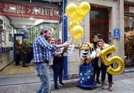 Agraciados celebran el Gordo de la Lotería de Navidad.