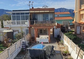 Interior del chalé del guardia civil detenido, con parte de la piscina desmontada tras el registro.