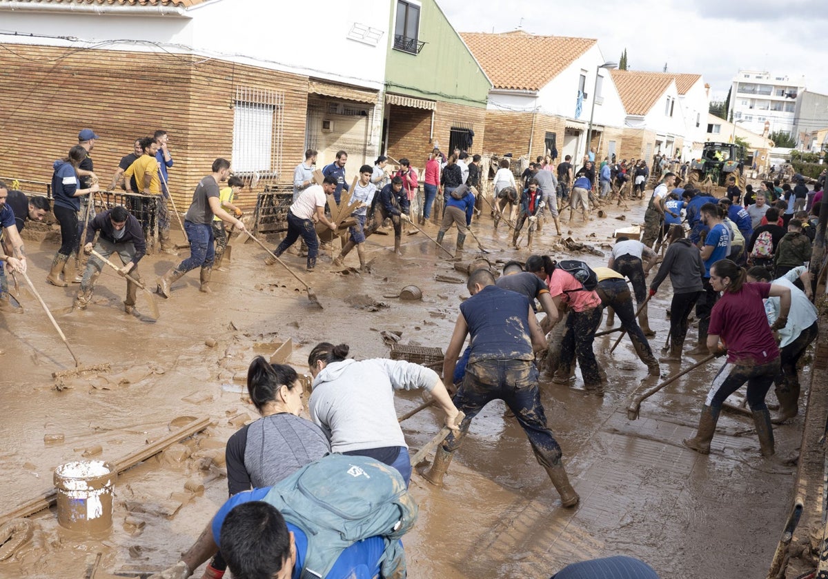 Limpieza de una de las calles afectadas por las inundaciones.