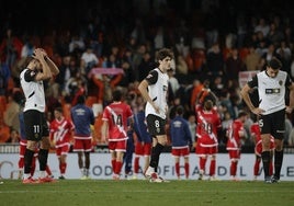 Rafa Mir, Javi Guerra y Tárrega cabizbajos tras la derrota ante el Rayo Vallecano.