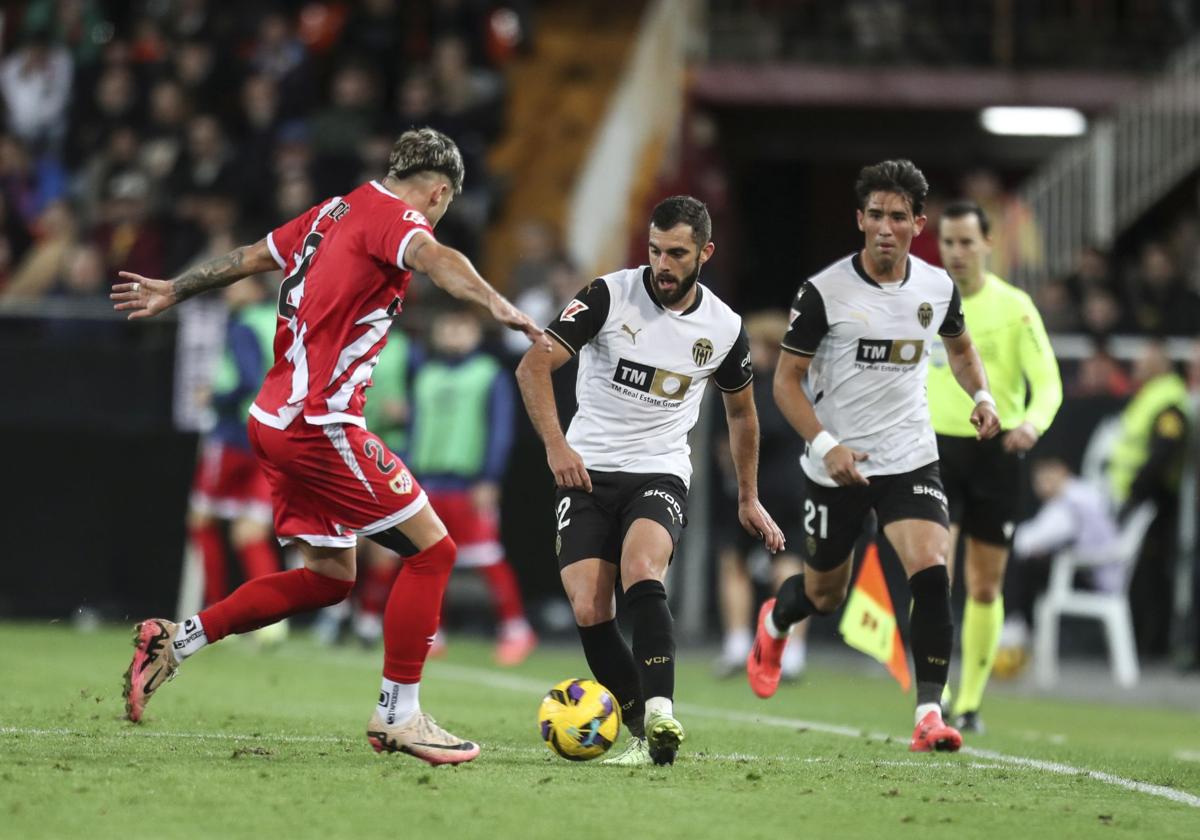 Luis Rioja controla un balón en el aprtido ante el Rayo Vallecano del pasado sábado.