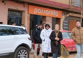 La consellera de Industria, Marián Cano, en su visita a diversos comercios destrozados en Picanya.