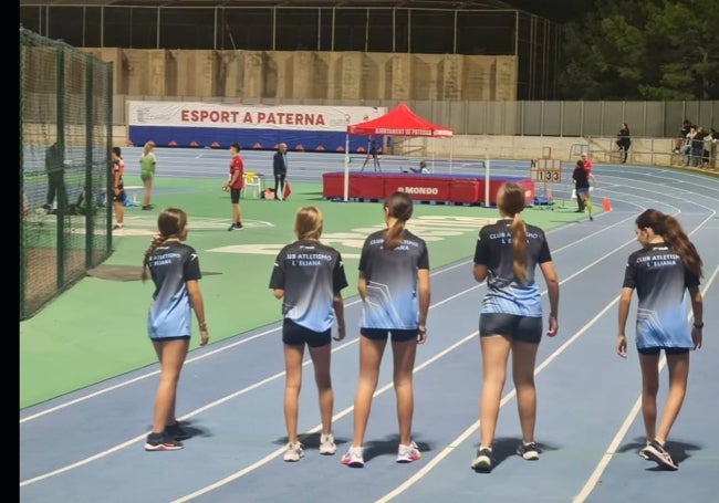 Atletas del Club de Atletismo L'Eliana preparándose antes de una competición