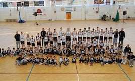 Los integrantes de los diferentes equipos del Club Baloncesto Anna, en la presentación.