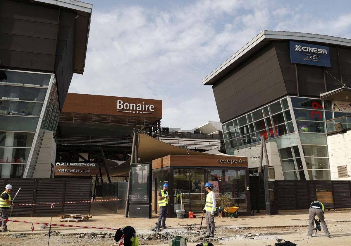 Centro comercial Bonaire continuan las tareas de reconstruccion tras las inundaciones