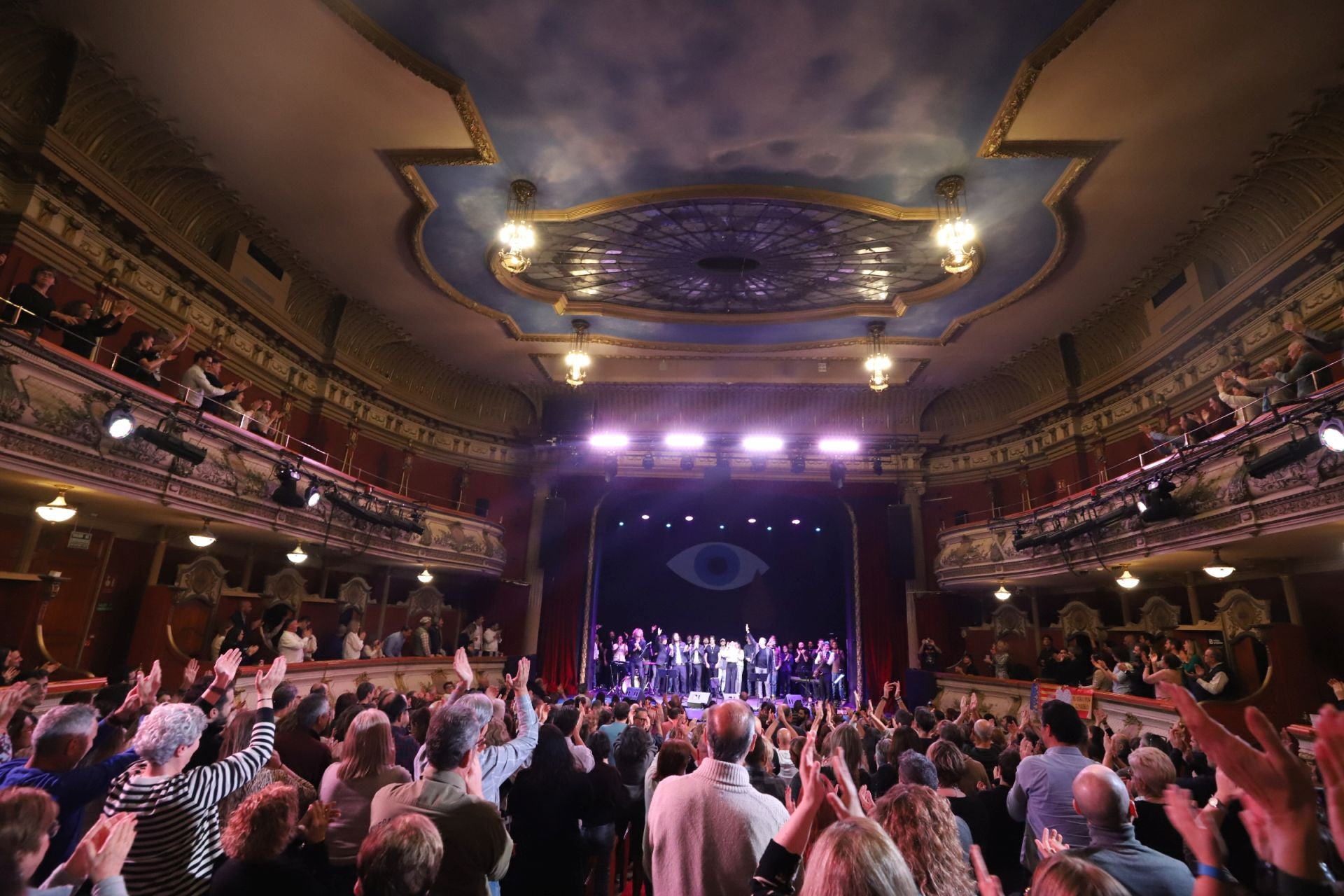 FOTOS | Valencia se vuelca en el concierto solidario por la dana