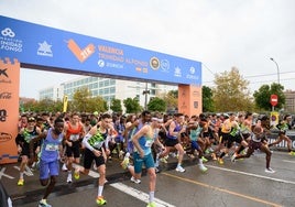 Corredores toman la salida en el Medio Maratón Valencia de este año.