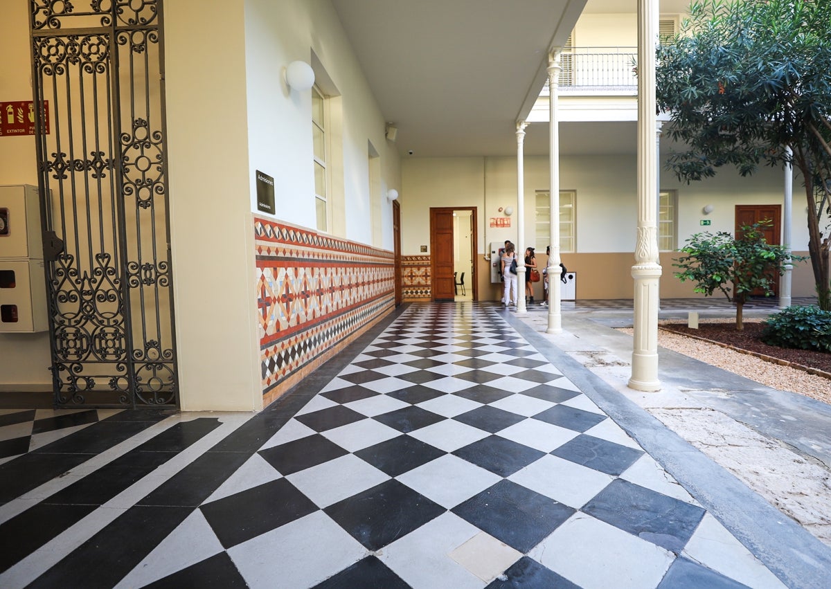 Imagen secundaria 1 - El edificio de Valencia con más cerámica de Nolla