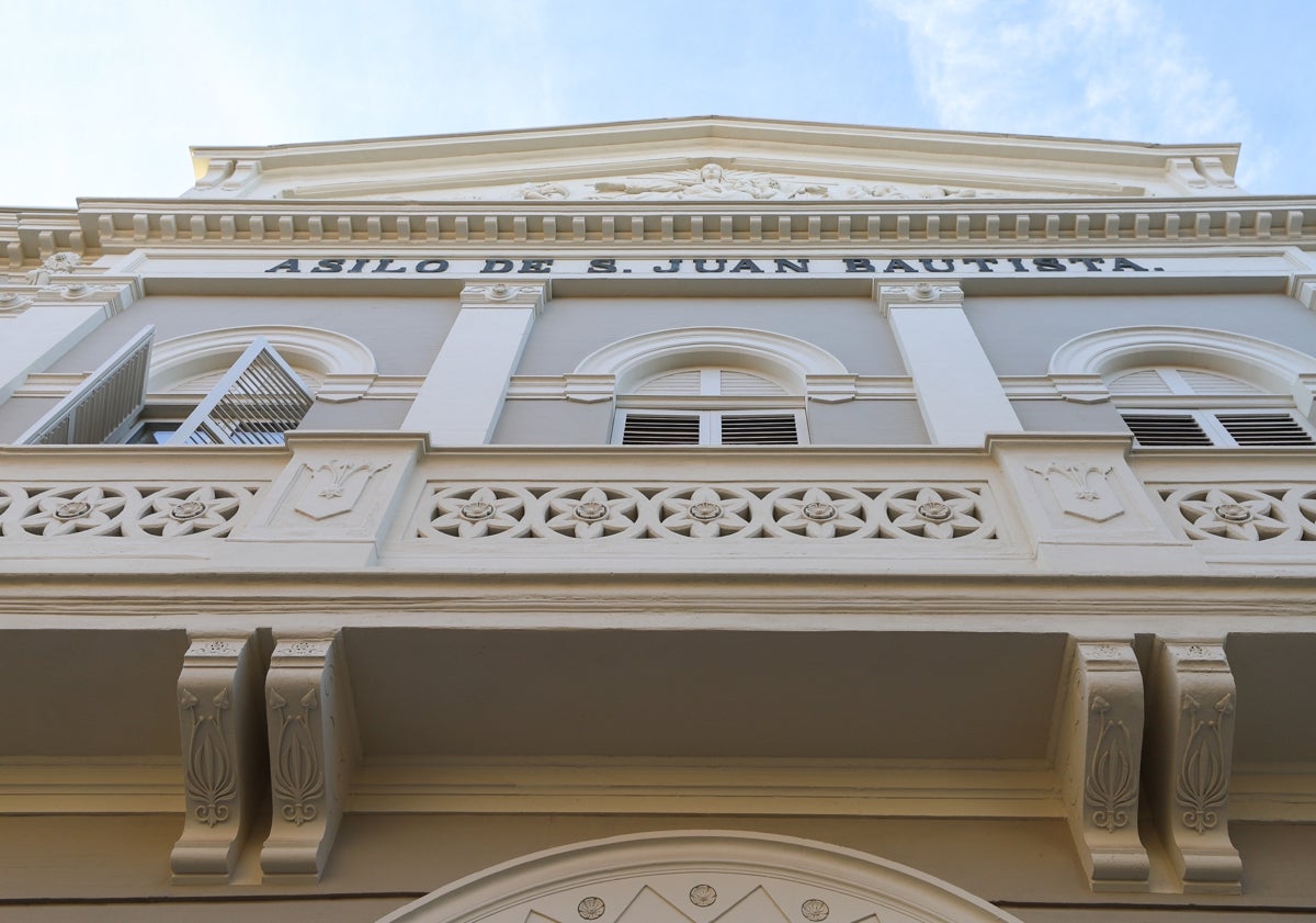 Imagen principal - El edificio de Valencia con más cerámica de Nolla