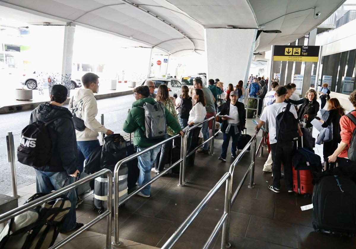 Pasajeros en la zona exterior de la terminal de Manises.