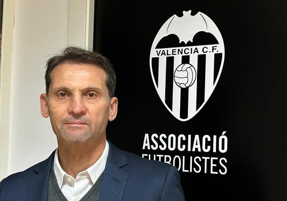 Fernando Giner posa tras ser reelegido como presidente de la Asociación de Futbolistas por cuarta vez