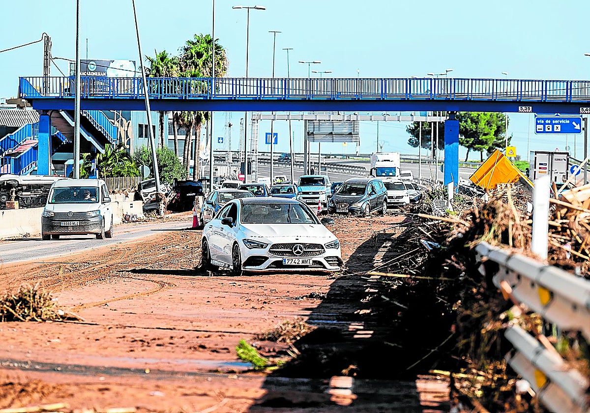 Vehículos siniestrados por la riada en la A-3.