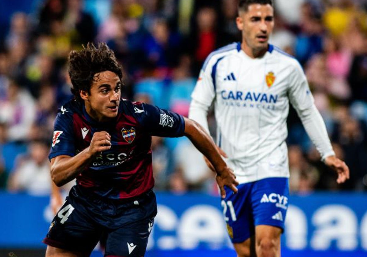 Carlos Árvarez inicia la carrera durante el partido contra el Zaragoza.