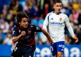 Carlos Árvarez inicia la carrera durante el partido contra el Zaragoza.