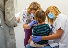 Una enfermera atiende a un niño.