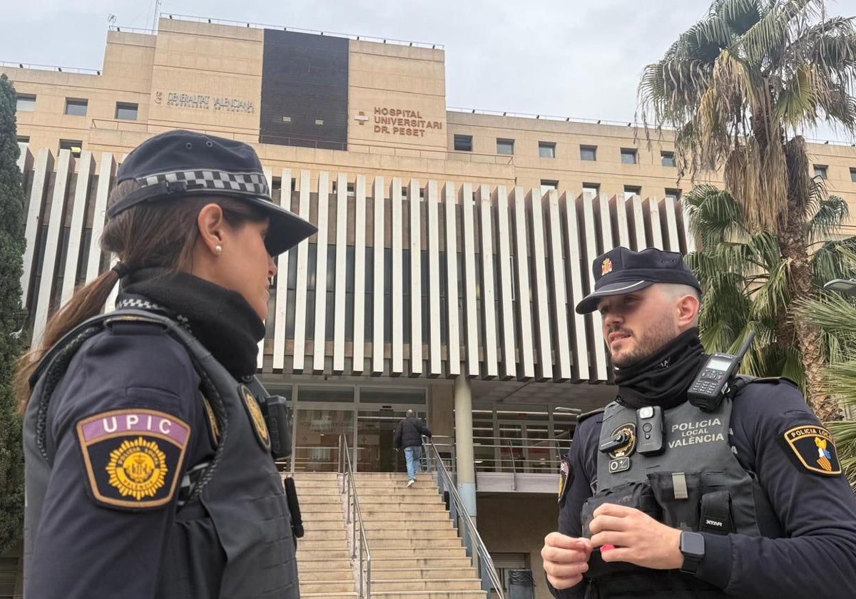 La Policía Local de Valencia salva la vida a un bebé de once días en Monteolivete